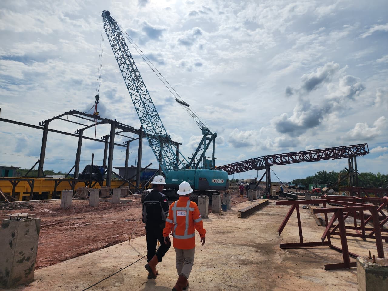 APRON ROOF AND CONVEYOR CONSTRUCTION